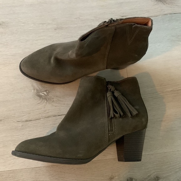 Vionic Madeline Exclusive Olive green size 8.5 Wide  tassels chunky Heels Zipper - Picture 10 of 12